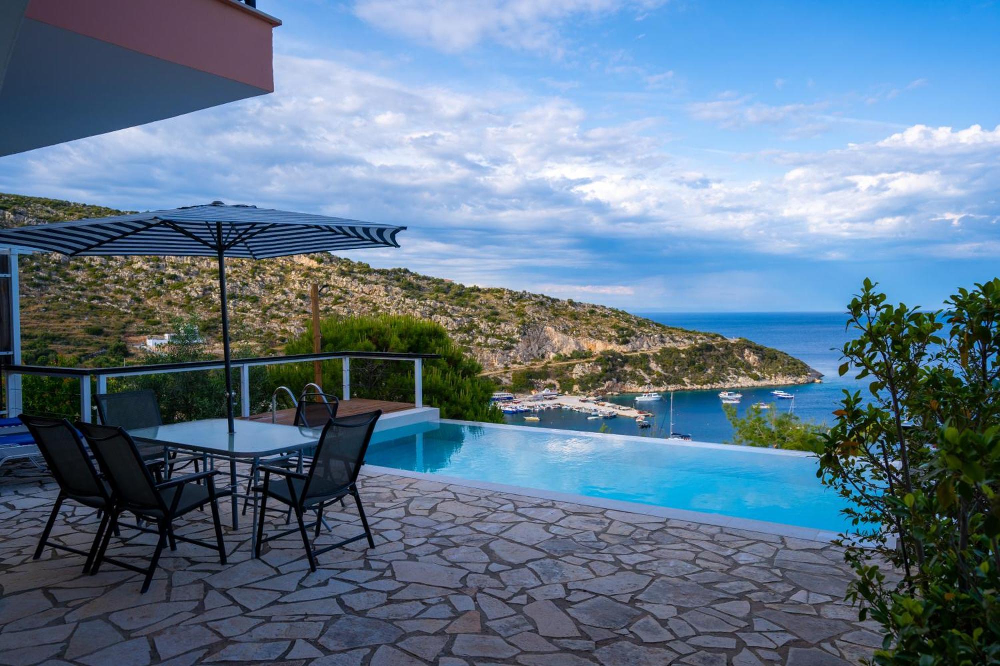 Coastal Paradise Found - Komis' Private Pool Retreat Agios Nikolaos  Bagian luar foto